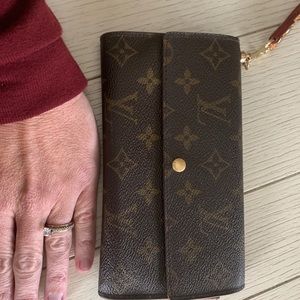 LV wallet made in a wrist